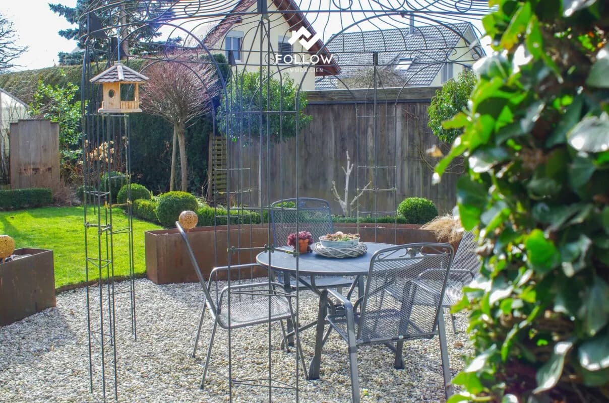 Eckhaus mit privatem Gartenparadies