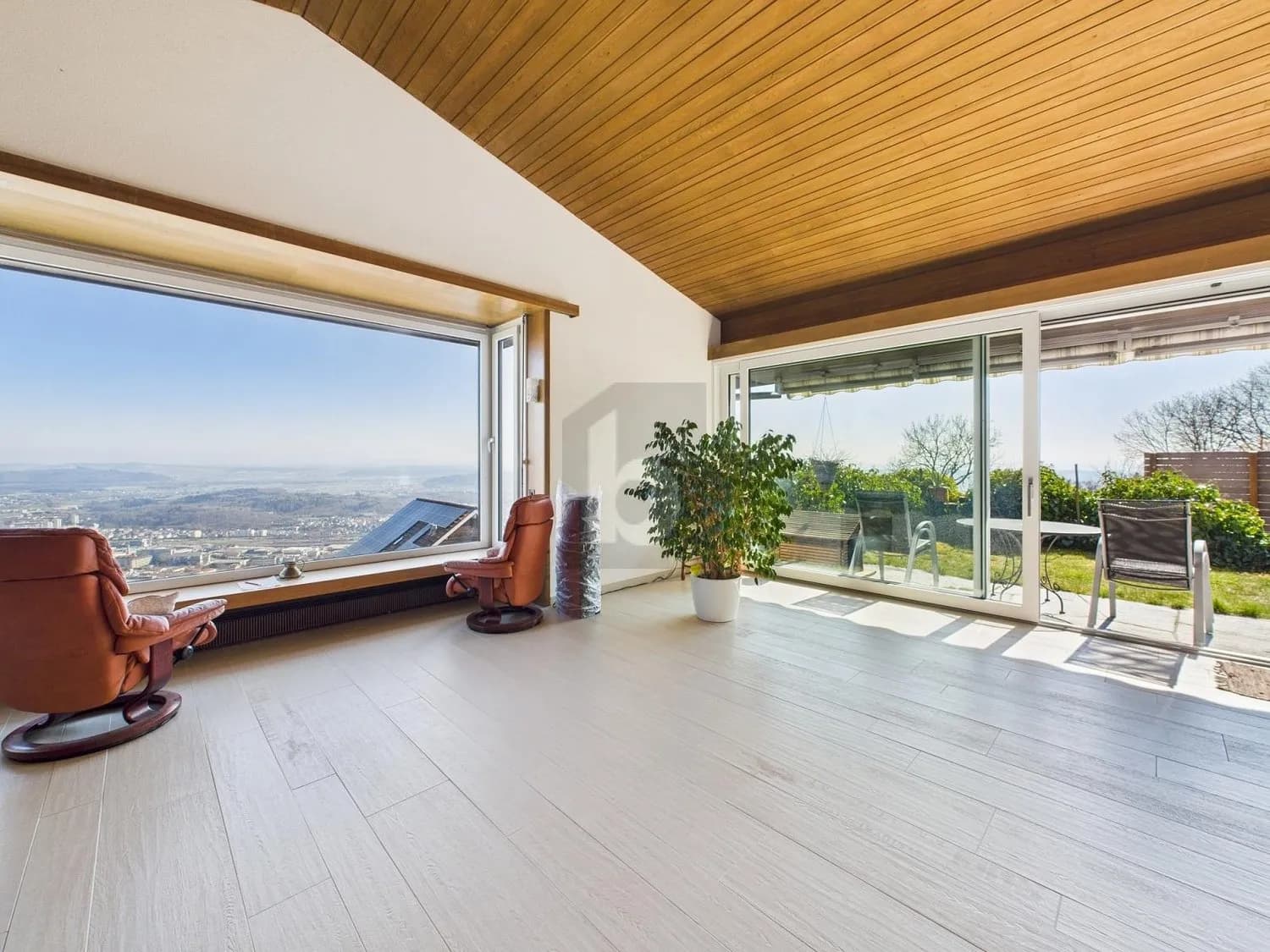 GROSSZÜGIG MIT PANORAMA-AUSSICHT