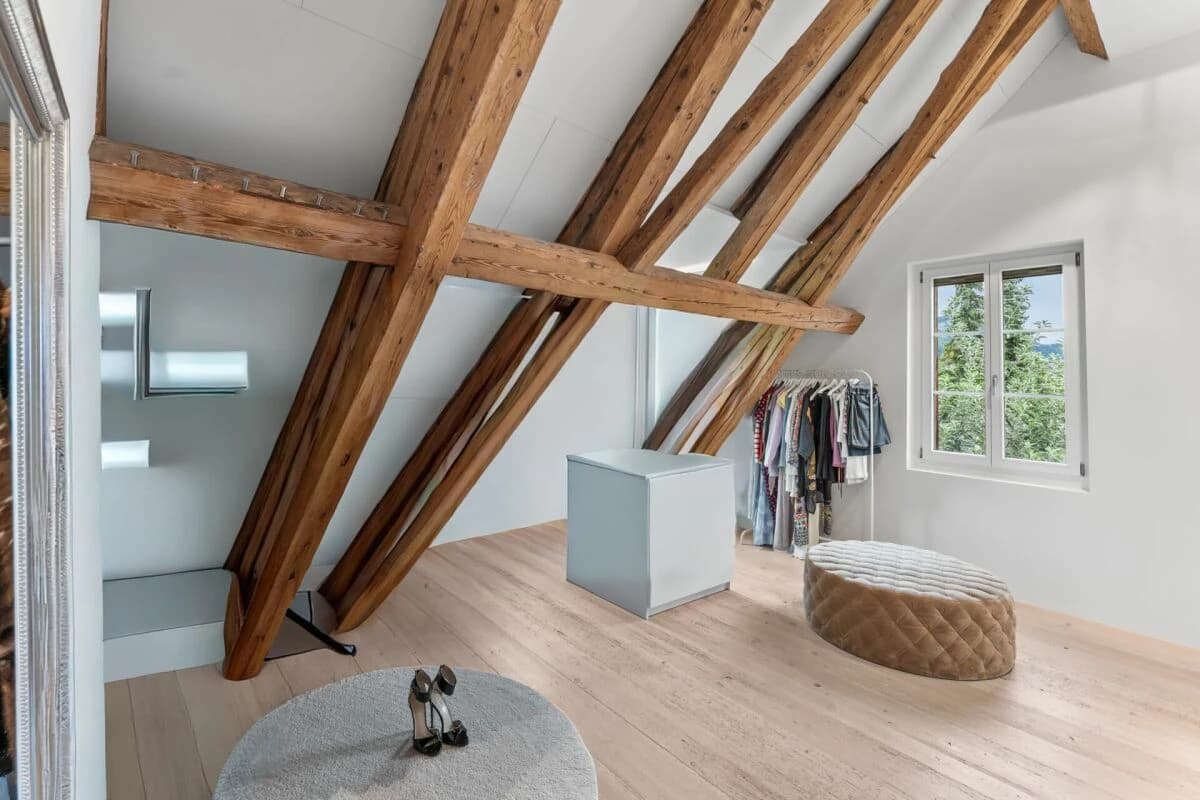 Stilvolle Dachmaisonette mit Sicht auf Mythen, See und ins saftige Grün