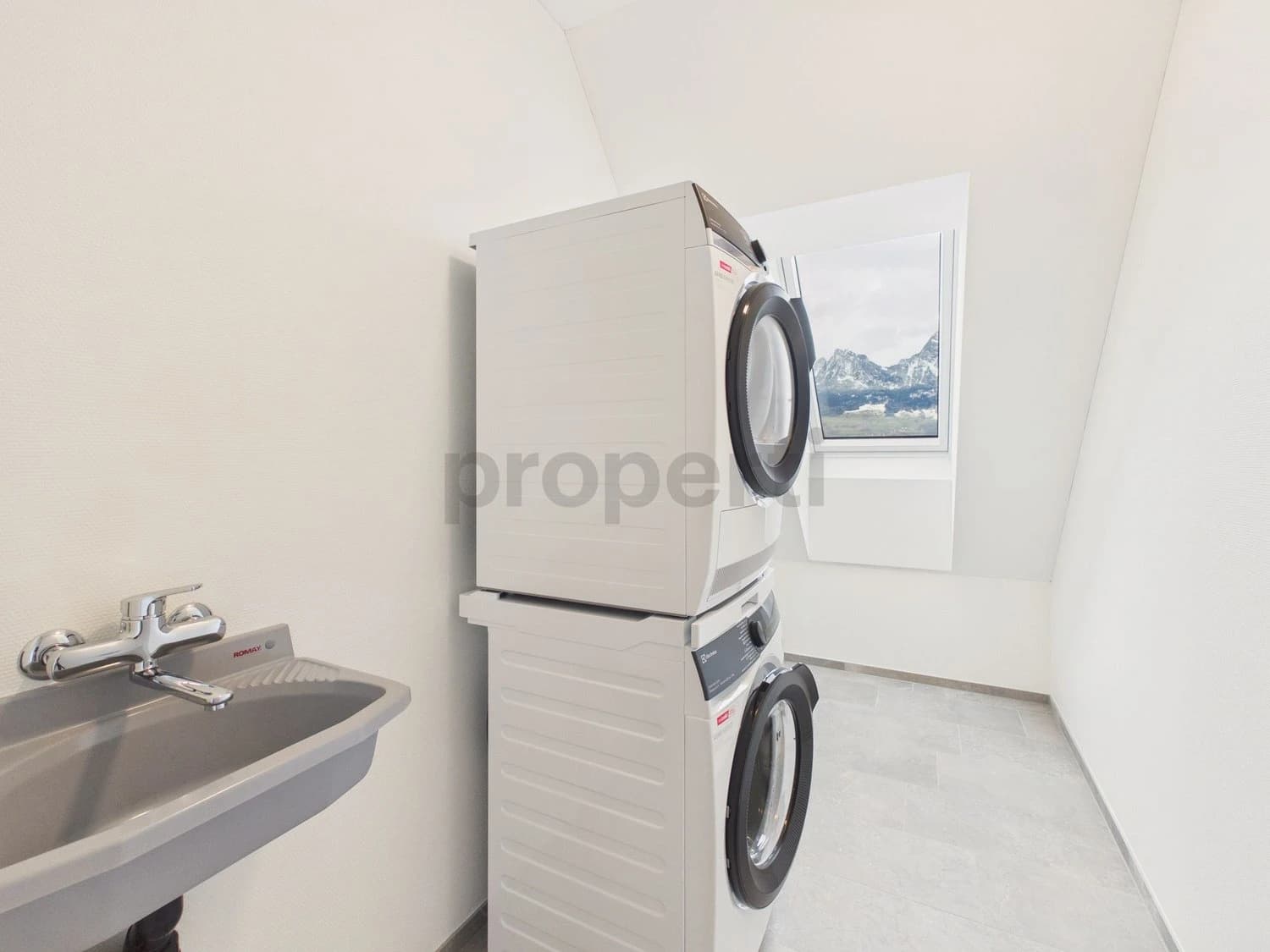 Moderne 4.5-Zimmer-Attikawohnung mit Terrasse, Brunnen