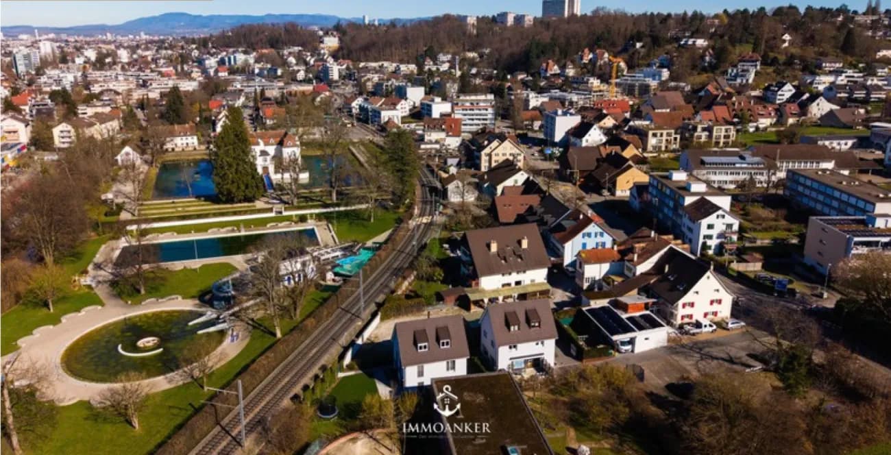 Lichtdurchflutete 4.5-Zimmer-Wohnung mit hoher Raumhöhe und Cheminée in Bottmingen