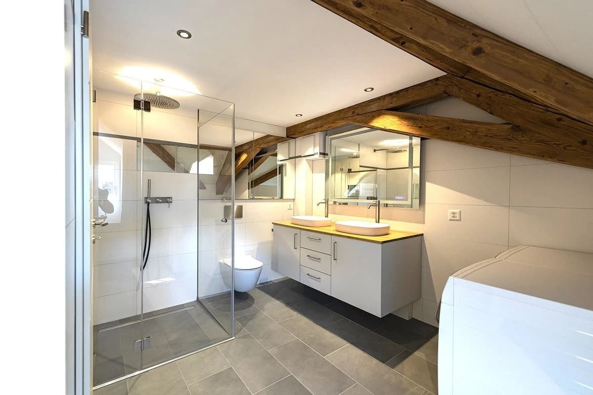 Grosse, moderne Dachwohnung mit direktem Liftzugang