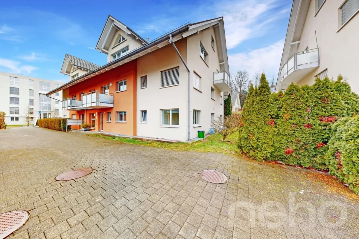 Moderne 4.5-Zimmer Gartenwohnung in Egg bei Zürich