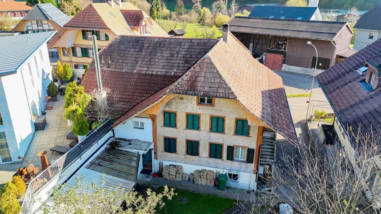 Zweifamilienhaus mit Renovationsbedarf und zusätzlicher Baulandparzelle