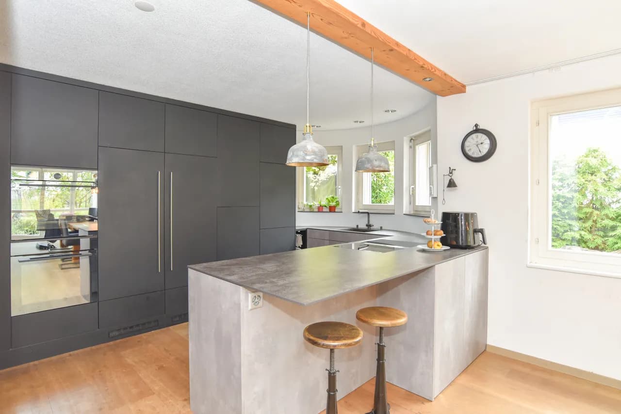 Renoviertes Zweifamilienhaus mit viel Platz und schönem Garten