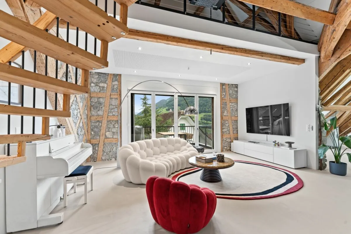 Stilvolle Dachmaisonette mit Sicht auf Mythen, See und ins saftige Grün