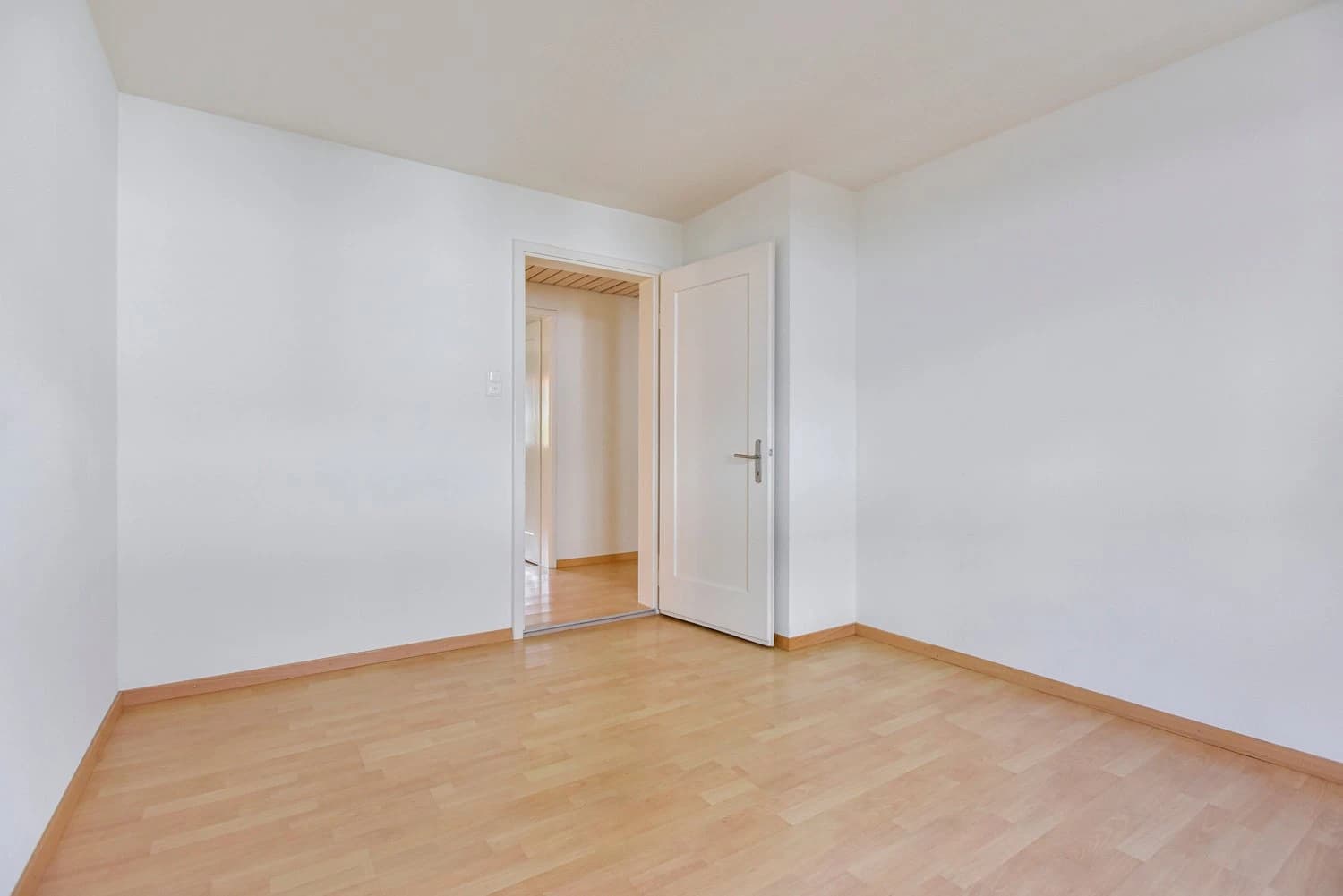 Grosse 4.5 Zimmer-Wohnung mit Aussicht direkt über der Allmend!