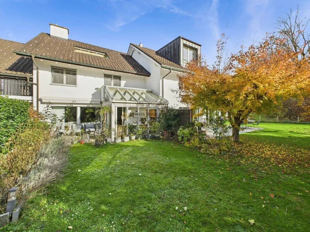 Sonniger Wohntraum an der Goldküste - grosszügiges 5.5-Zimmer-Reihenhaus am Waldrand