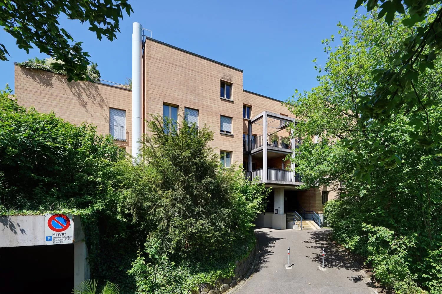 In grüner Umgebung mit Grartensitzplatz