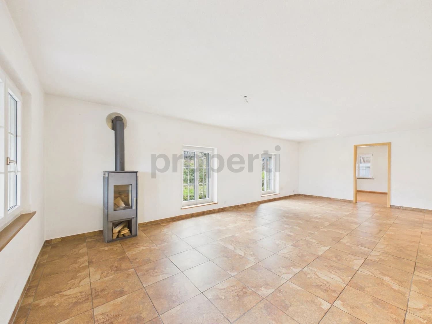 Grosszuegige 3.5-Zimmer-Wohnung mit sonnigem Balkon in Schnotwill