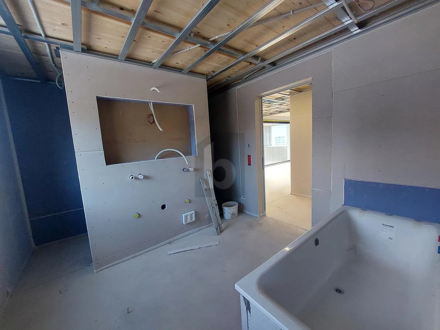 LUXURIÖSER ERSTBEZUG MIT TERRASSE