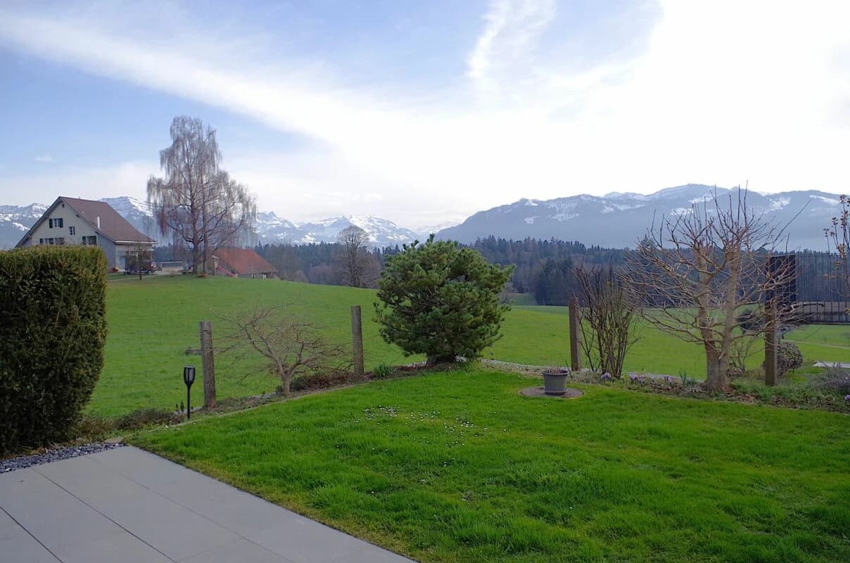 Ländliche Idylle trifft Wohnkomfort: 5.5-Zimmer-Gartenwohnung für ruhige Mieter