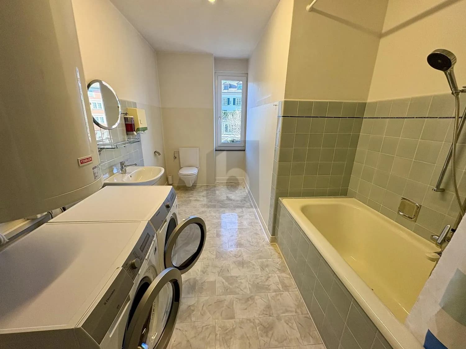 ZENTRAL UND LICHTDURCHFLUTET MIT BALKON