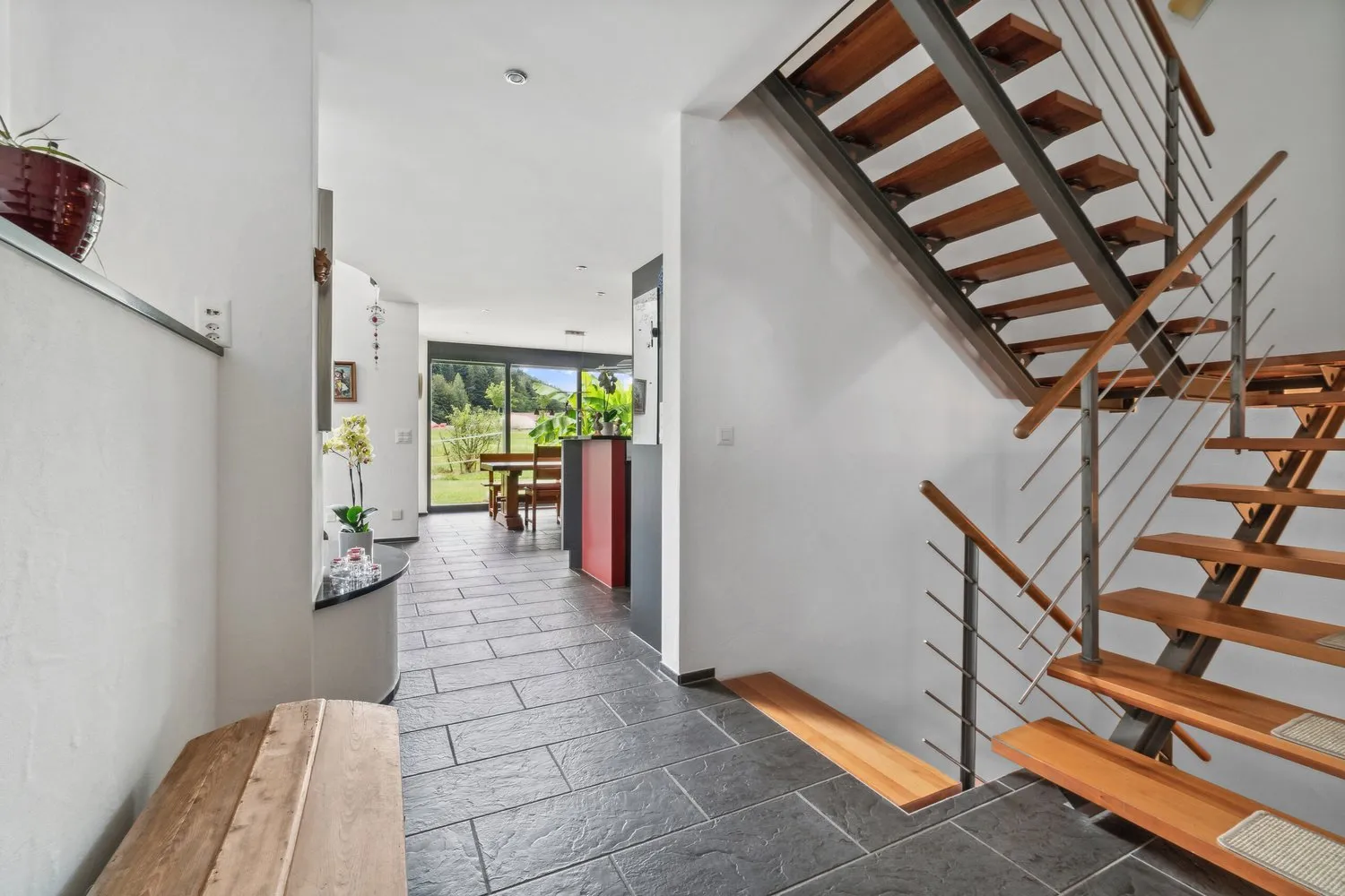 WOHNEN UND REITEN VEREINT - STILVOLLE DOPPELEINFAMILIEN HAUSHÄLFTE MIT ÜBER 6'000 m² GRUNDSTÜCK