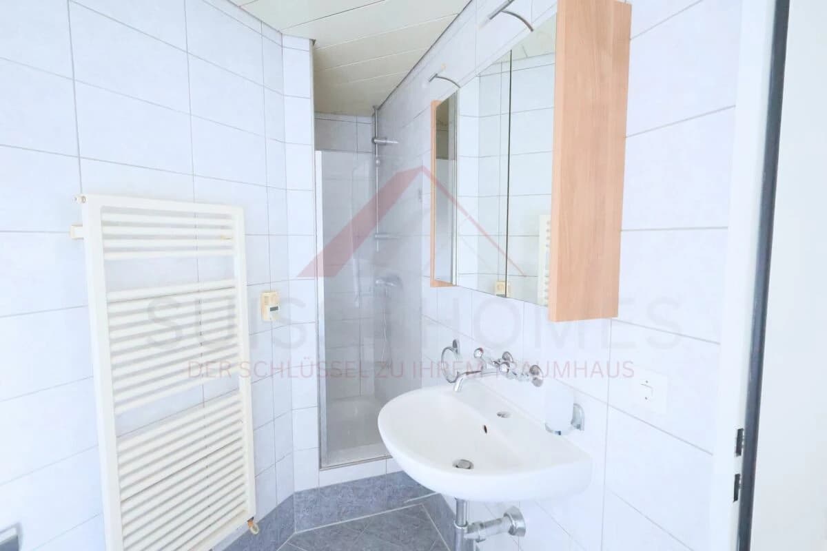 Moderne 4.5-Zimmer-Erdgeschosswohnung mit 36 m² Sitzplatz, Einzelgarage und stufenlosem Zugang in Studen BE