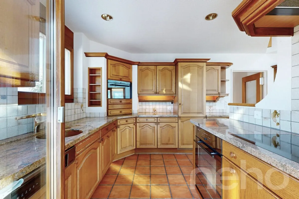 Grosses Einfamilienhaus mit Garten, Wintergarten und viel Potenzial