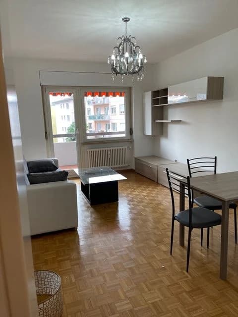 Helle renovierte 3.5-Zimmer-Wohnung mit Balkon und Stellplatz in ruhiger Lage in LuganoVendiamo Appartamento rinnovato 3.5 a Lugano in ottima posizione