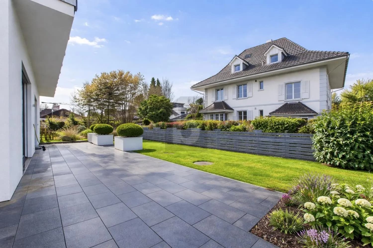 HOCHWERTIG, HELL & MIT AUSSENBEREICH