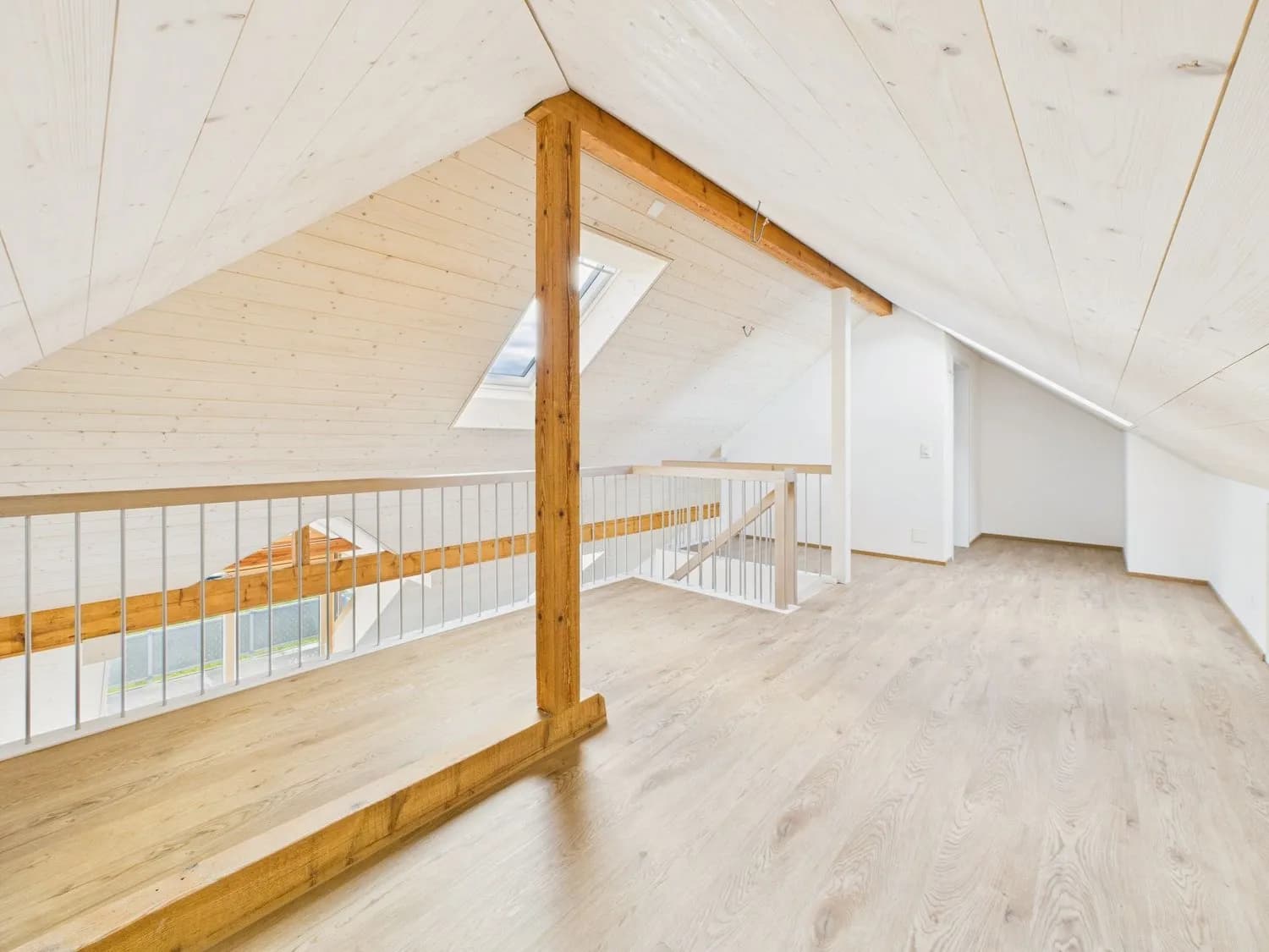 Helle 3.5-Zimmer Dachwohnung in Huttwil - Frisch renoviert!