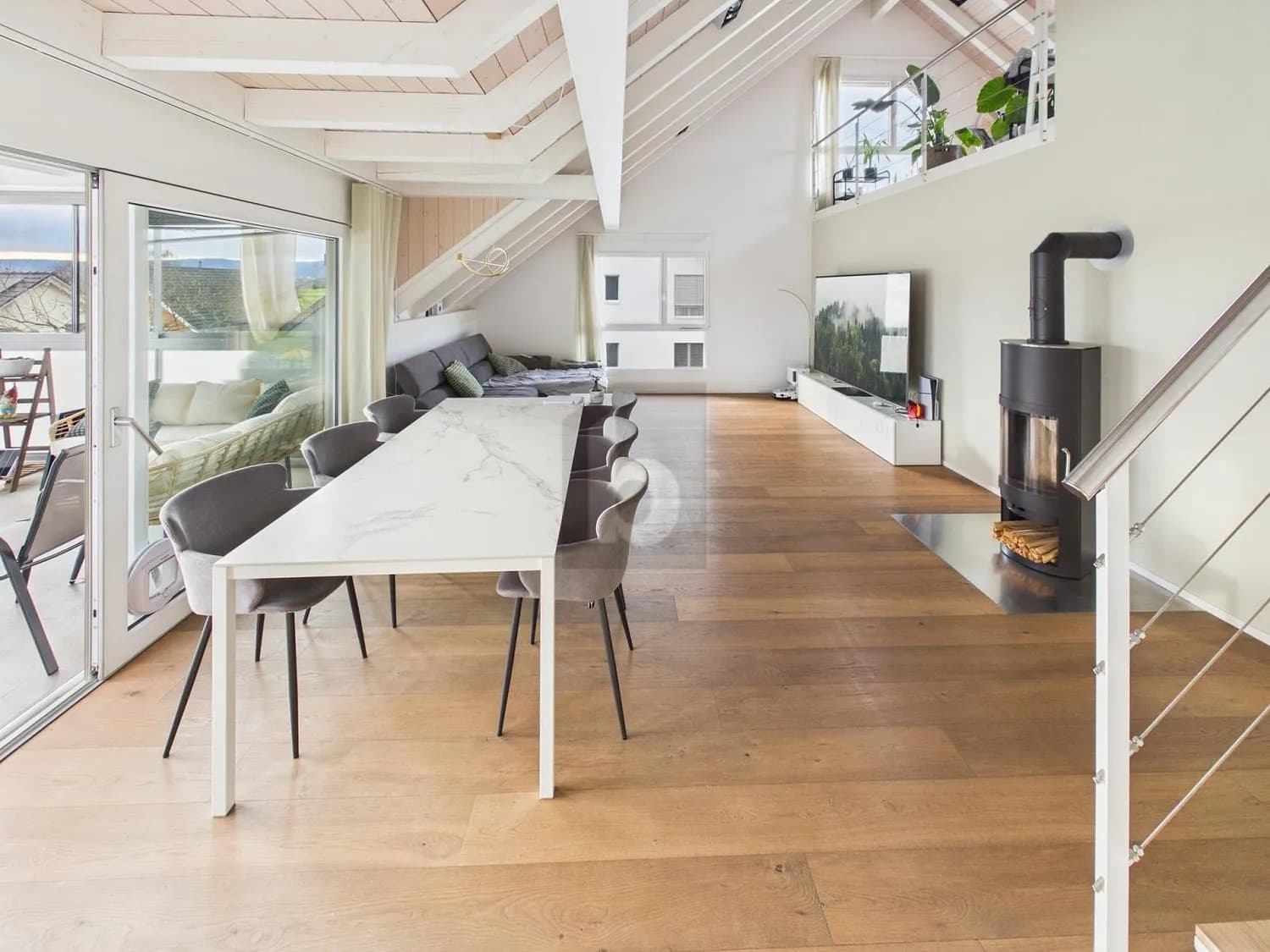 GROSSZÜGIG, LICHTDURCHFLUTET MIT GALERIE