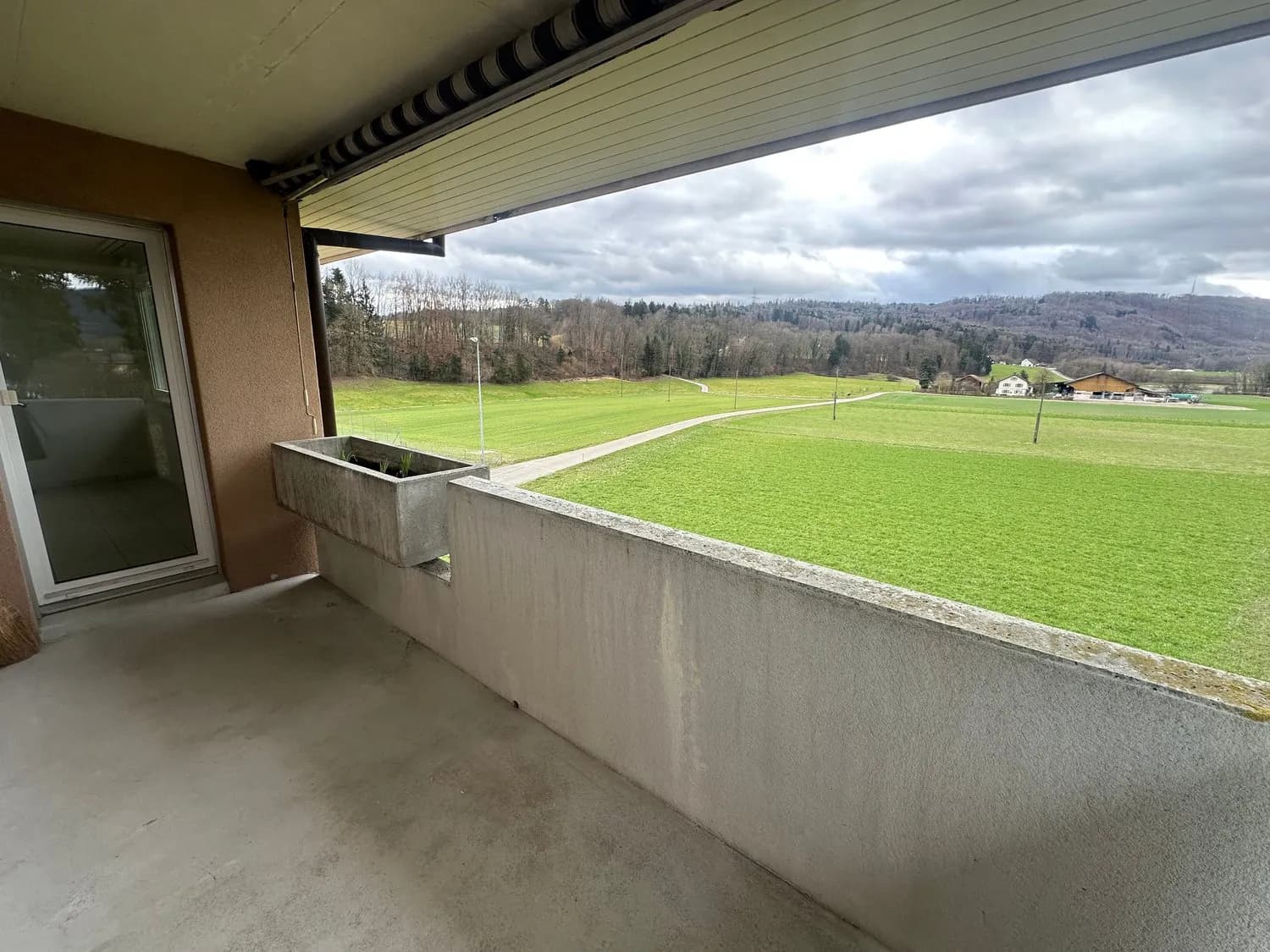 Steuergünstige und helle 3.5-Zimmer Wohnung mit Balkon und freiem Blick ins Grüne in Däniken