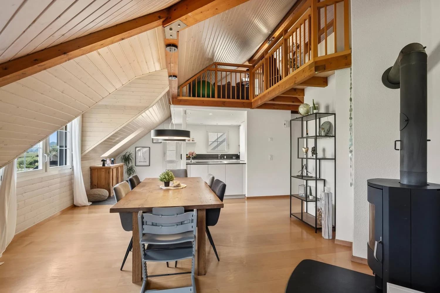 GROSSE DACHWOHNUNG - CHARMANT UND ERSCHWINGLICH