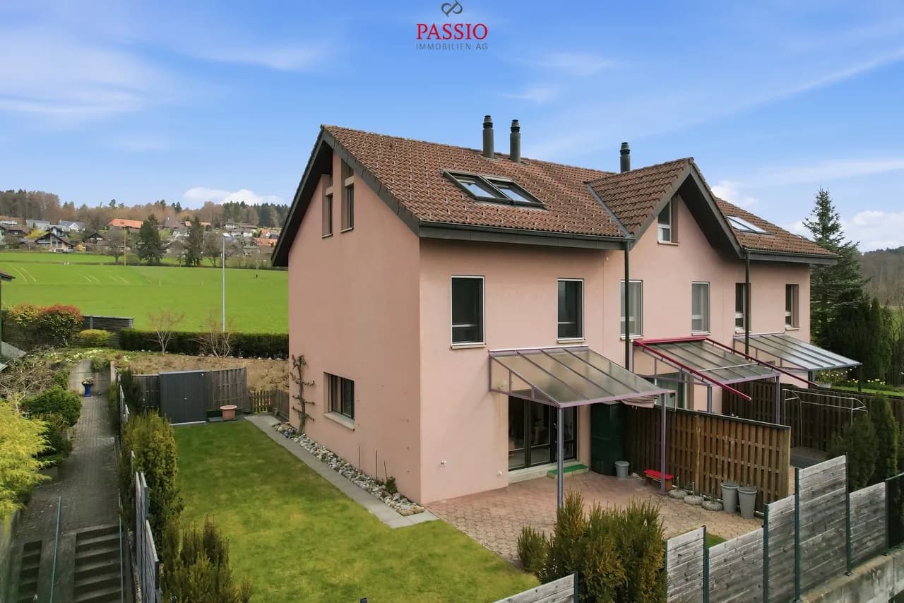 Familienfreundliches 4.5-Zimmer Reiheneckhaus mit grossem Garten