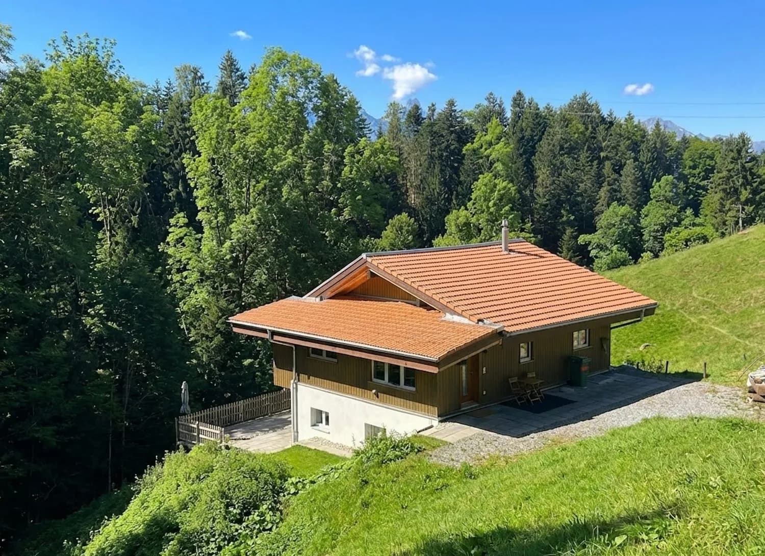 Exklusive Alleinlage mit grossem Umschwung in Goldiwil  sonnig & absolut privat