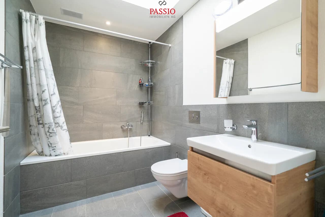 Moderne 3.5-Zimmer-Attikawohnung mit grosser Terrasse & Weitsicht