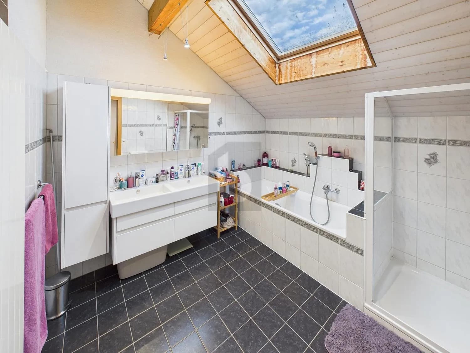 FAMILIENFREUNDLICH MIT SONNIGEM GARTEN!