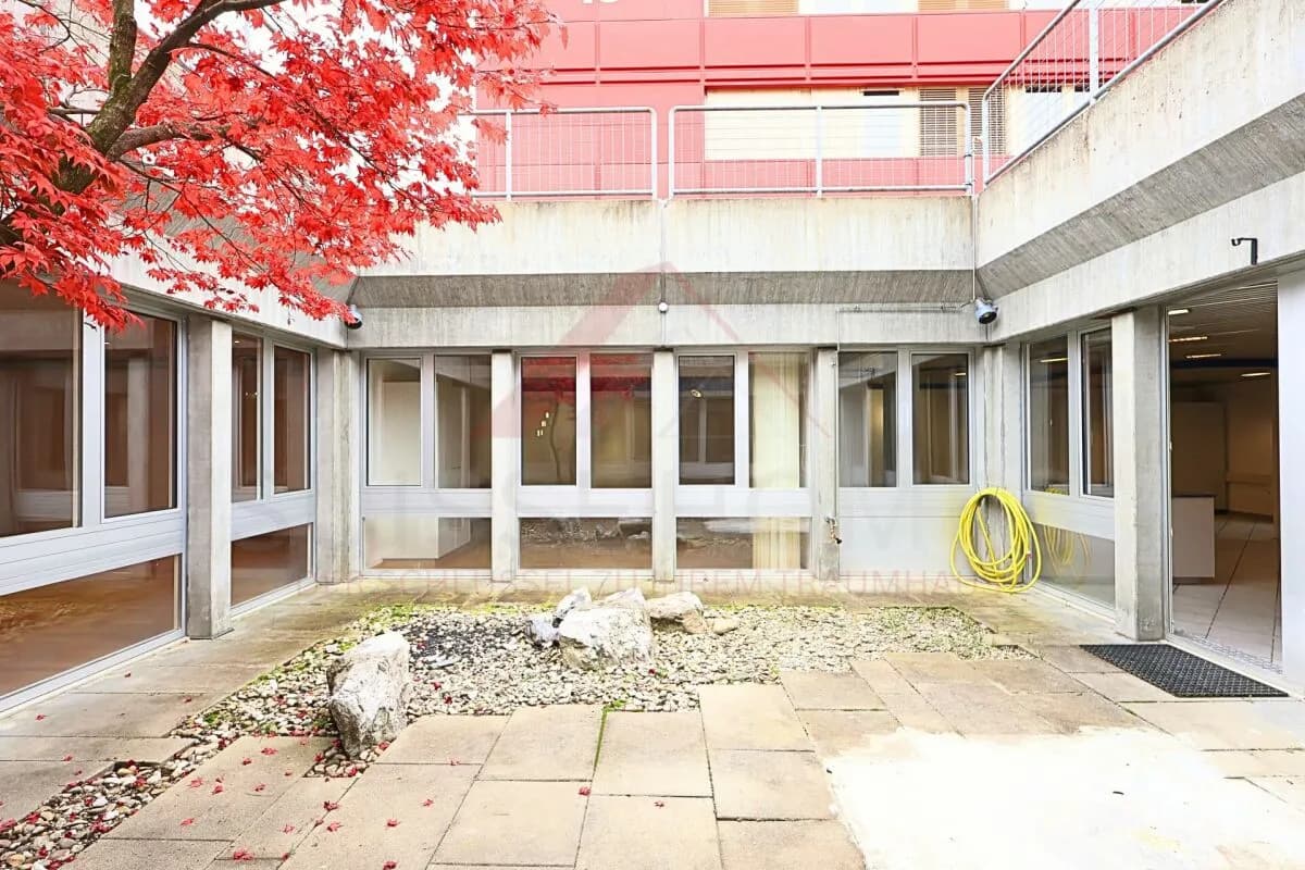 Atriumgebäude mit 220 m² Wohn- und 270 m² Gewerbefläche in Thörishaus (Neuenegg BE) - vielseitig nutzbar