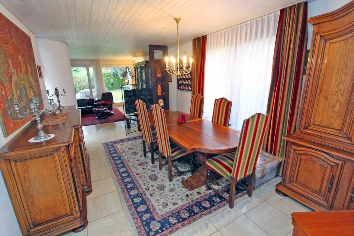 Bungalowhaus mit Atrium und grossem Garten