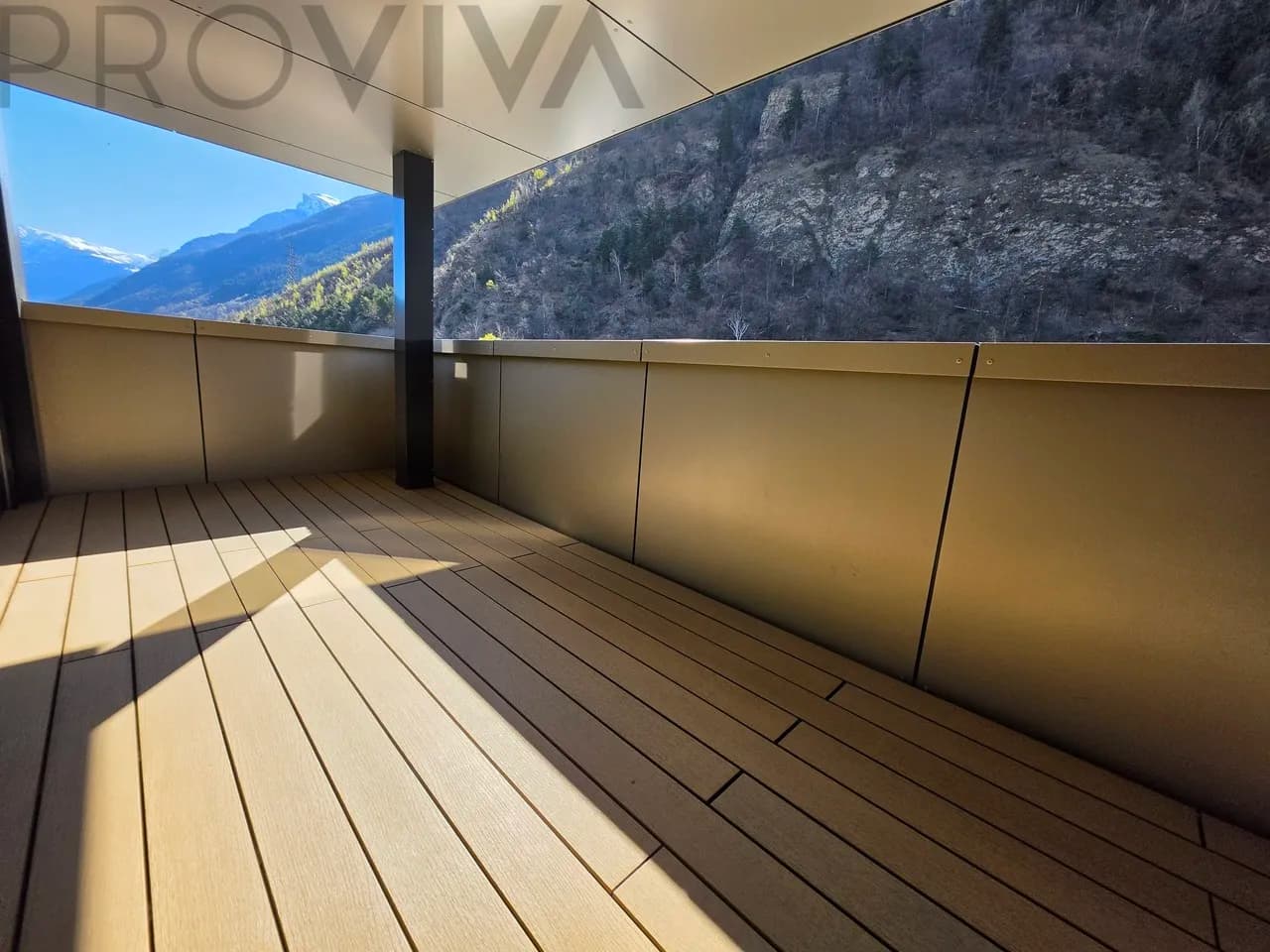 Grosszügig, hell mit grossem Balkon