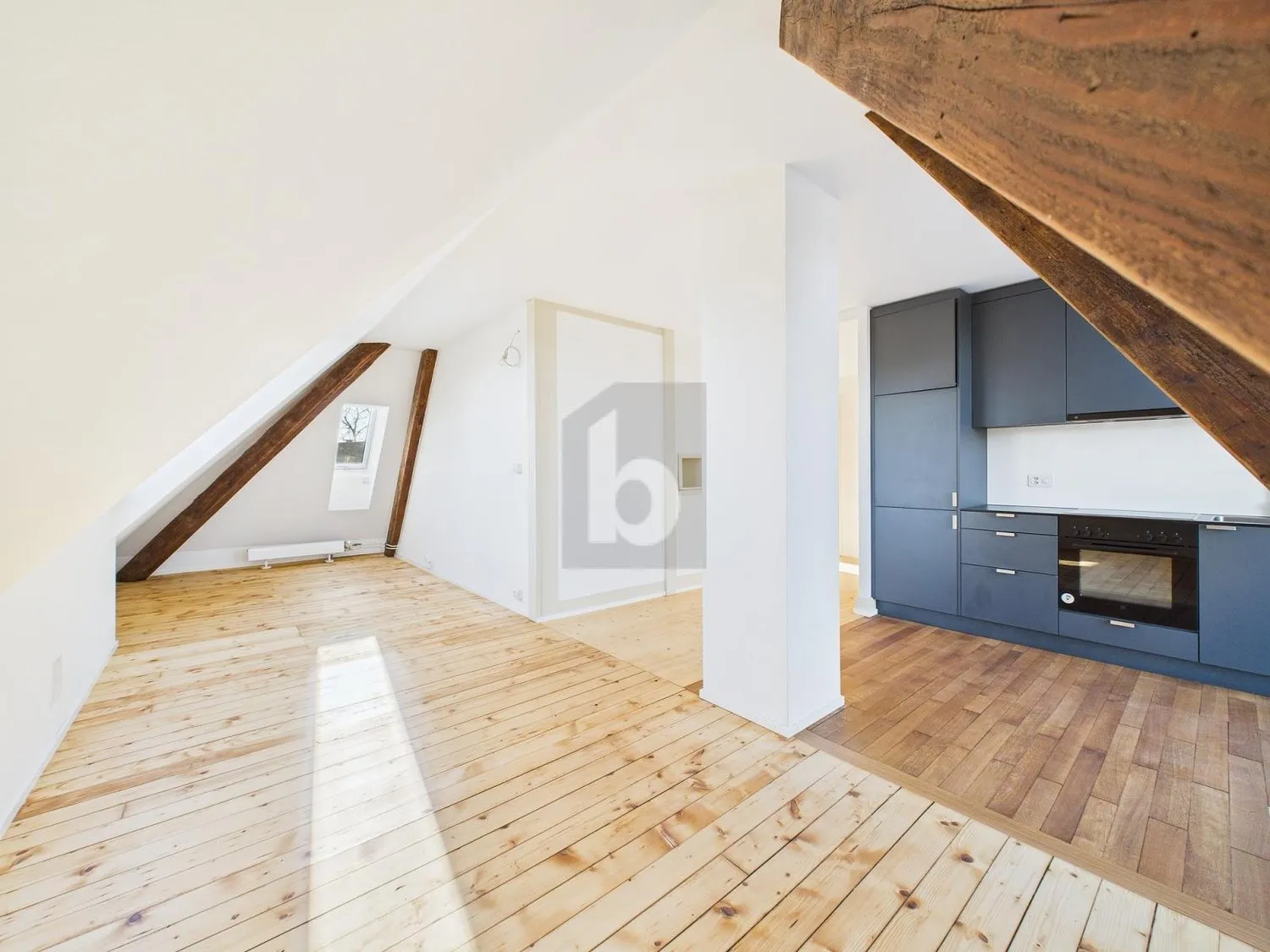 LICHTDURCHFLUTET MIT FREIEM BLICK