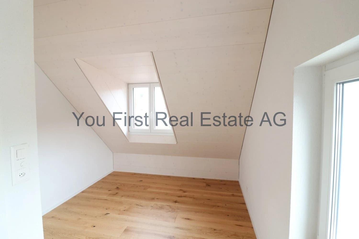 ERSTBEZUG : Maisonette-Wohnung im Herzen von Oberwil