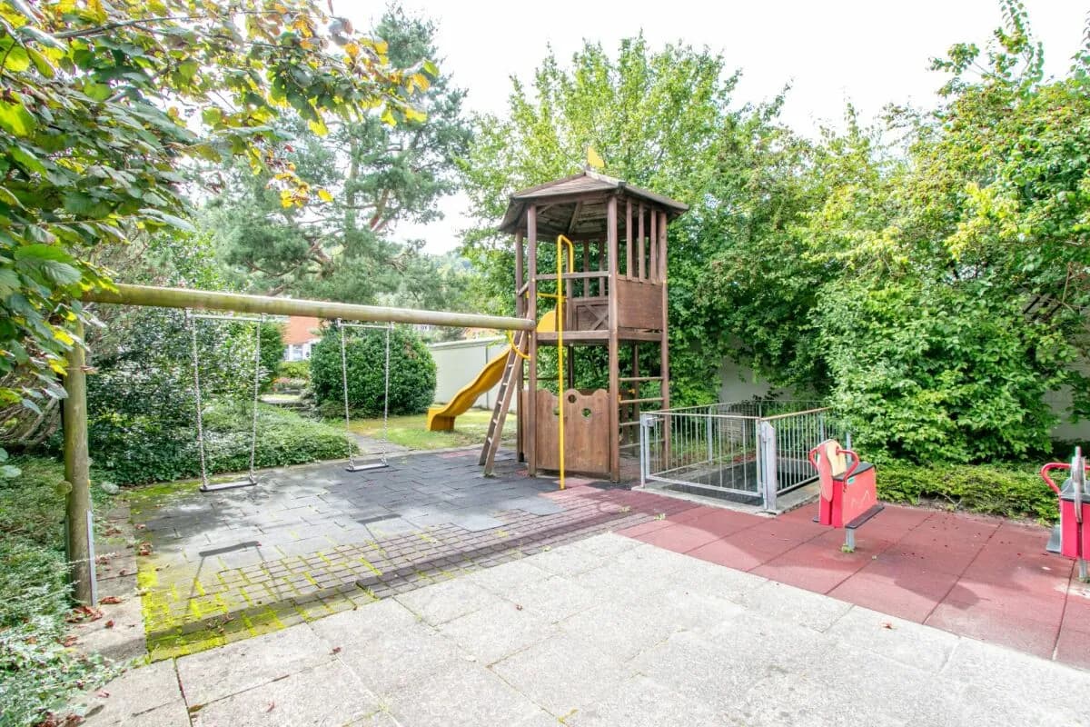 Renoviertes 5-Zimmer Mittelhaus mit Aussenparkplatz im beliebten Nägelseequartier