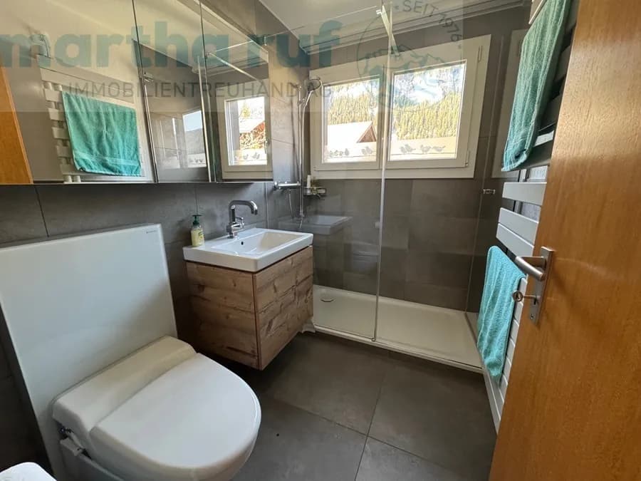 ruhige & moderne 2.5-Zim.-Ferienwohnung mit grossem Eckbalkon