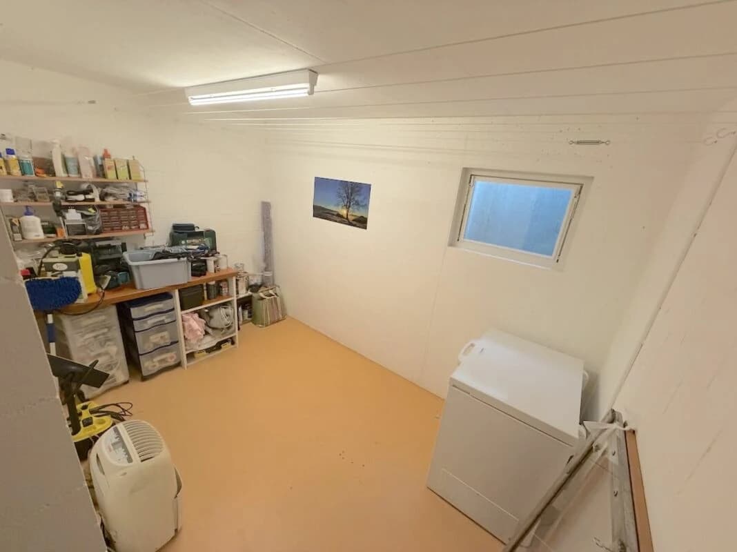 Einfamilienhaus mit separatem Eingang und Büro mit Toilette.