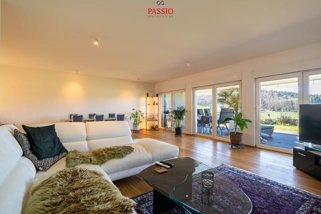 8.5-Zimmer-Mehrfamilienhaus mit 3 Wohnungen an unverbaubarer Lage