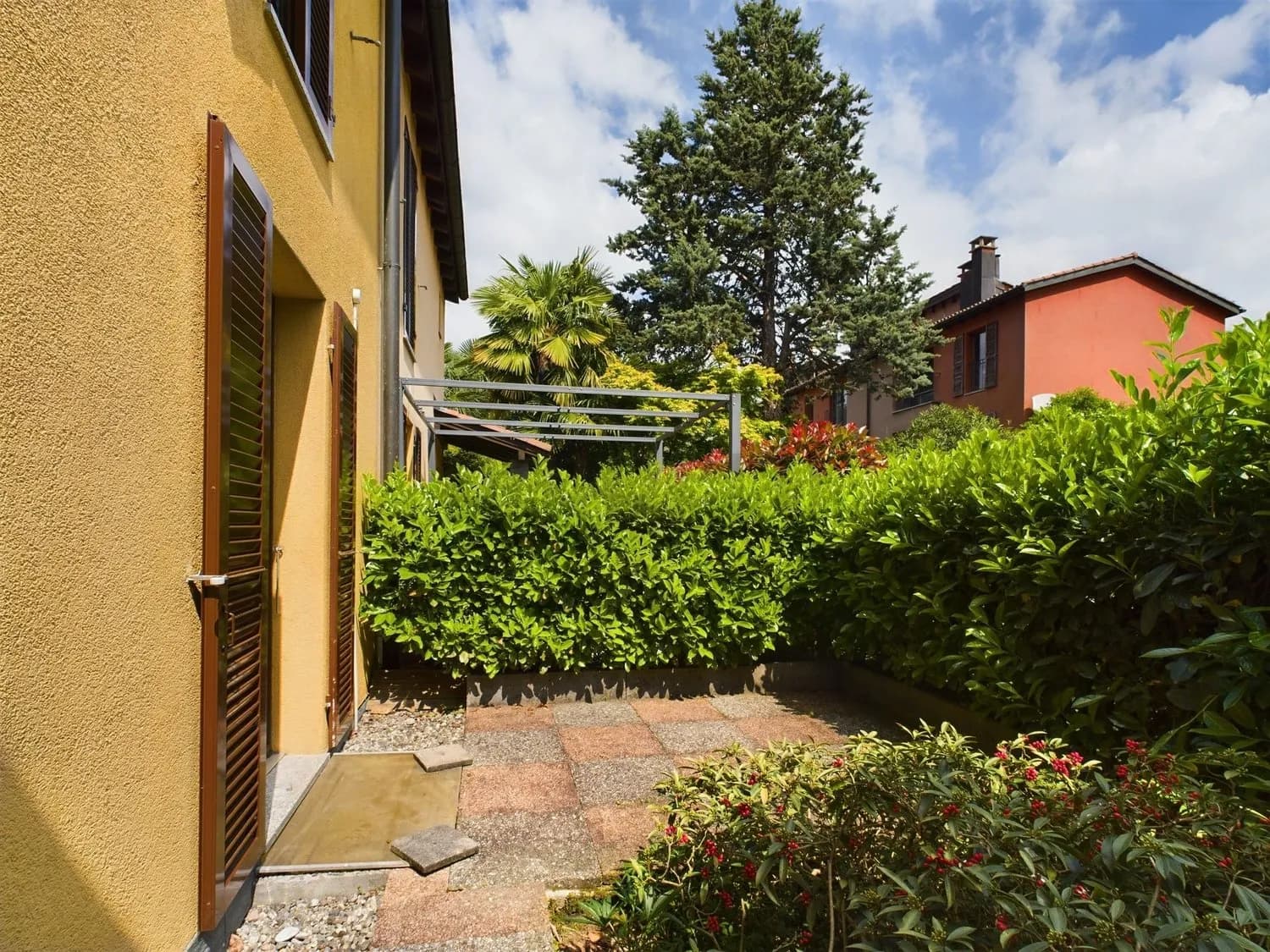 Einladendes 4.5-Zimmer-Reihenhaus in Caslano / Invitante casa a schiera di 4,5 locali a Caslano