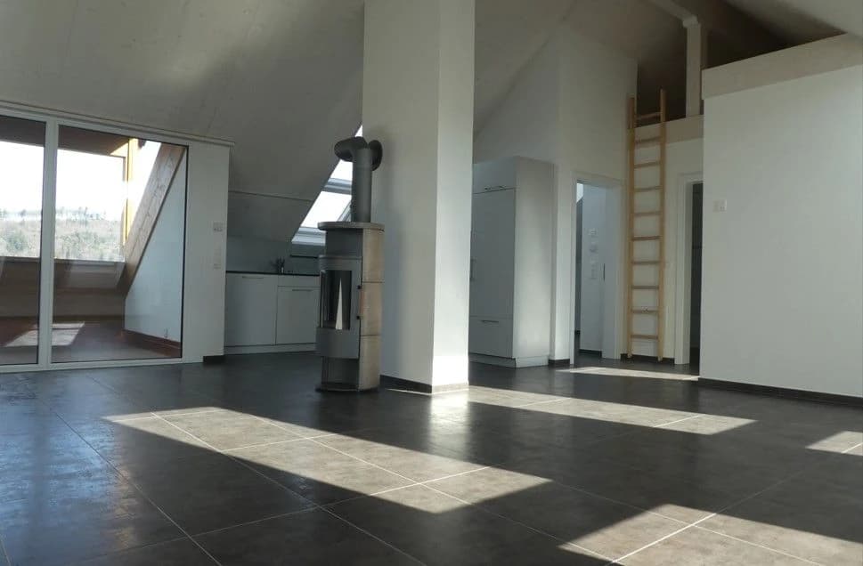 Moderne 3.5-Zimmer-Dachwohnung mit Balkon in Diessbach bei Büren