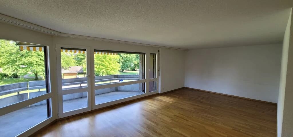 Grosszügig und modern mit grossem Balkon im Grünen!