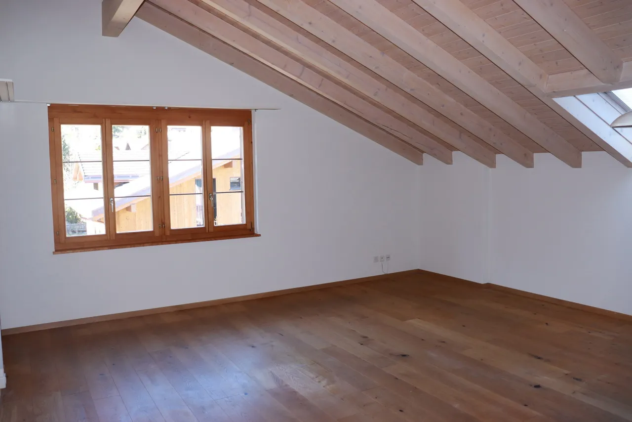Charmante 3.5-Zimmer-Wohnung mit Galerie und Balkon in Wilderswil!