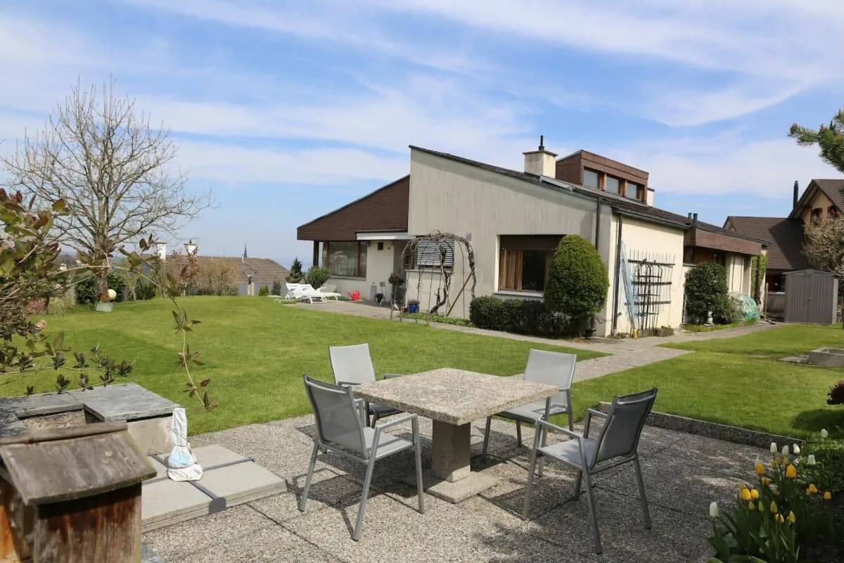 Villa mit Seesicht und mit separatem Bauland an sehr guter Lage.