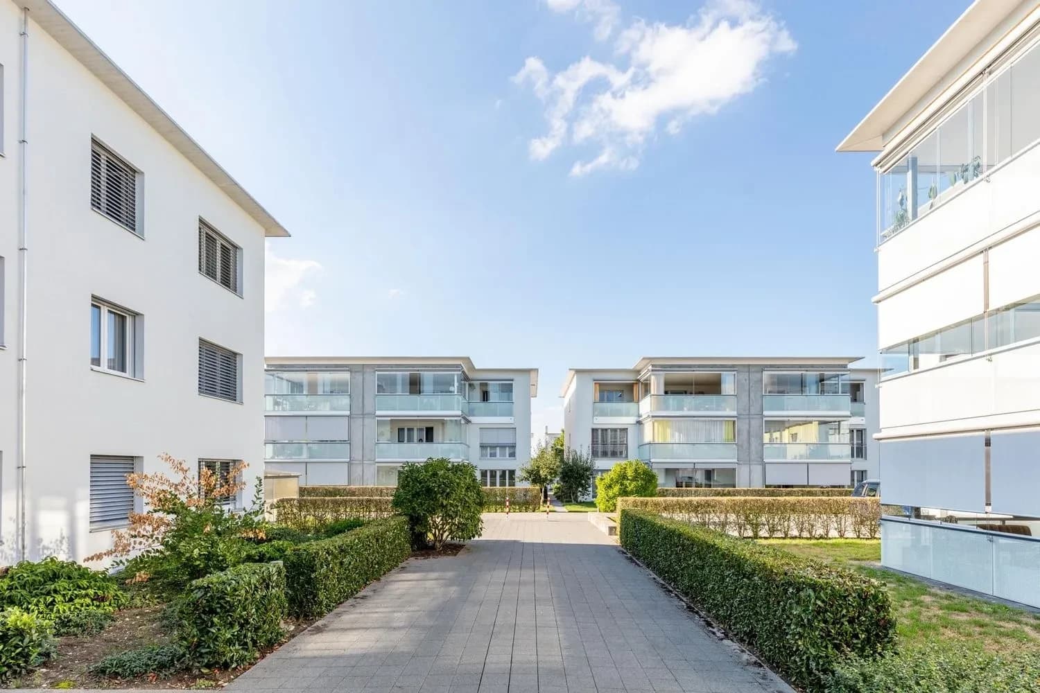 Moderne 3.5 Zimmerwohnung mit verglastem Balkon