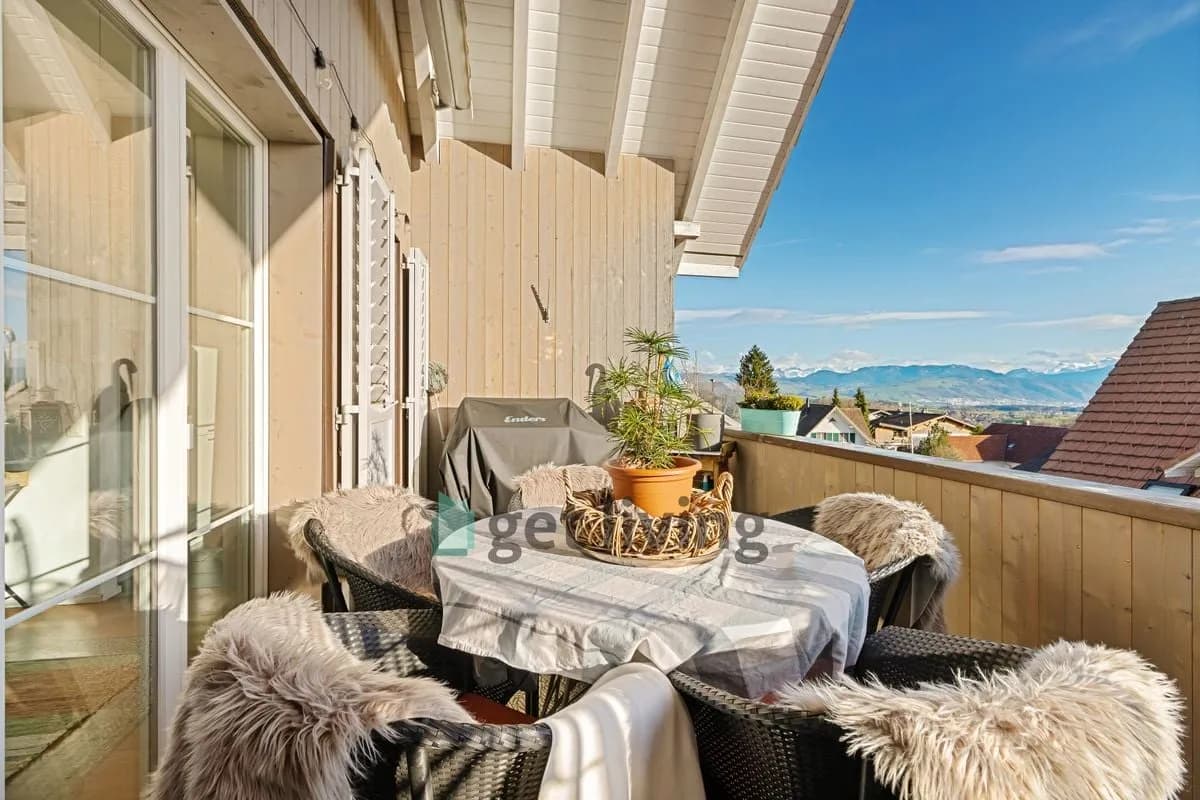 GROSSZÜGIGE 6.5 ZIMMERWOHNUNG MIT FERNSICHT