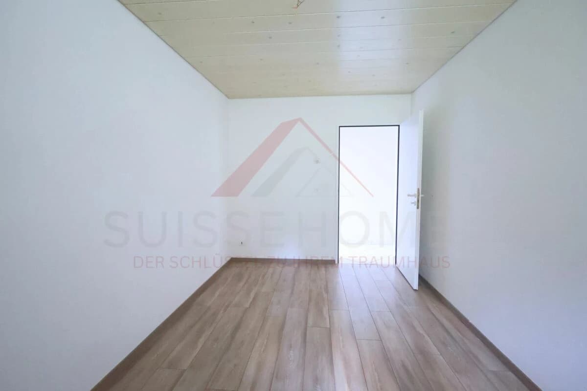 Moderne 4.5-Zimmer-Erdgeschosswohnung mit 36 m² Sitzplatz, Einzelgarage und stufenlosem Zugang in Studen BE