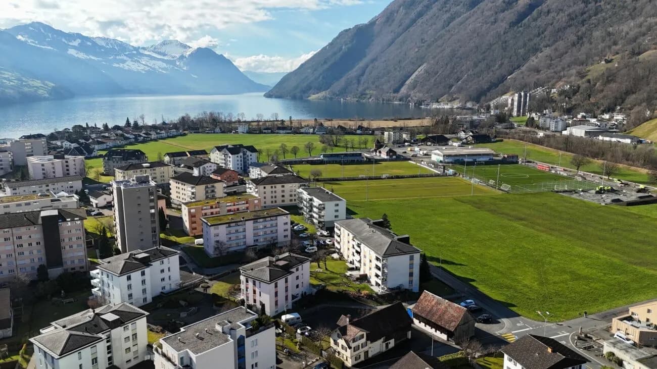 3.5-ZIMMER-WOHNUNG IN BRUNNEN - KOMPLETT RENOVIERT & MIT BESONDEREM LICHTKONZEPT