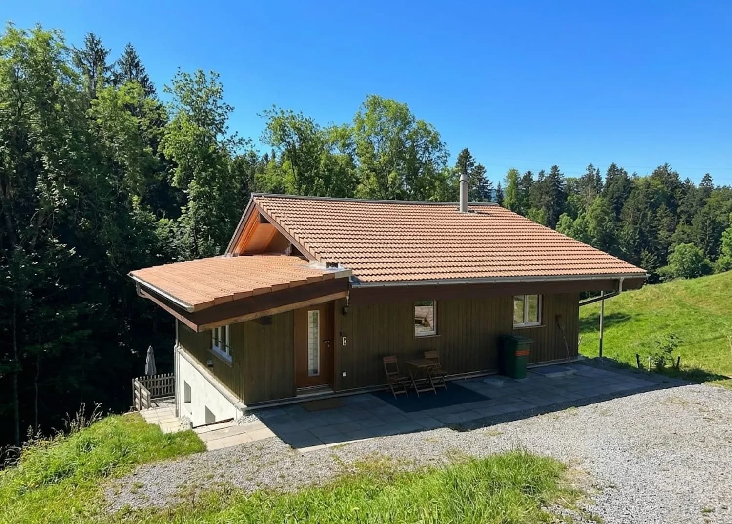 Exklusive Alleinlage mit grossem Umschwung in Goldiwil  sonnig & absolut privat