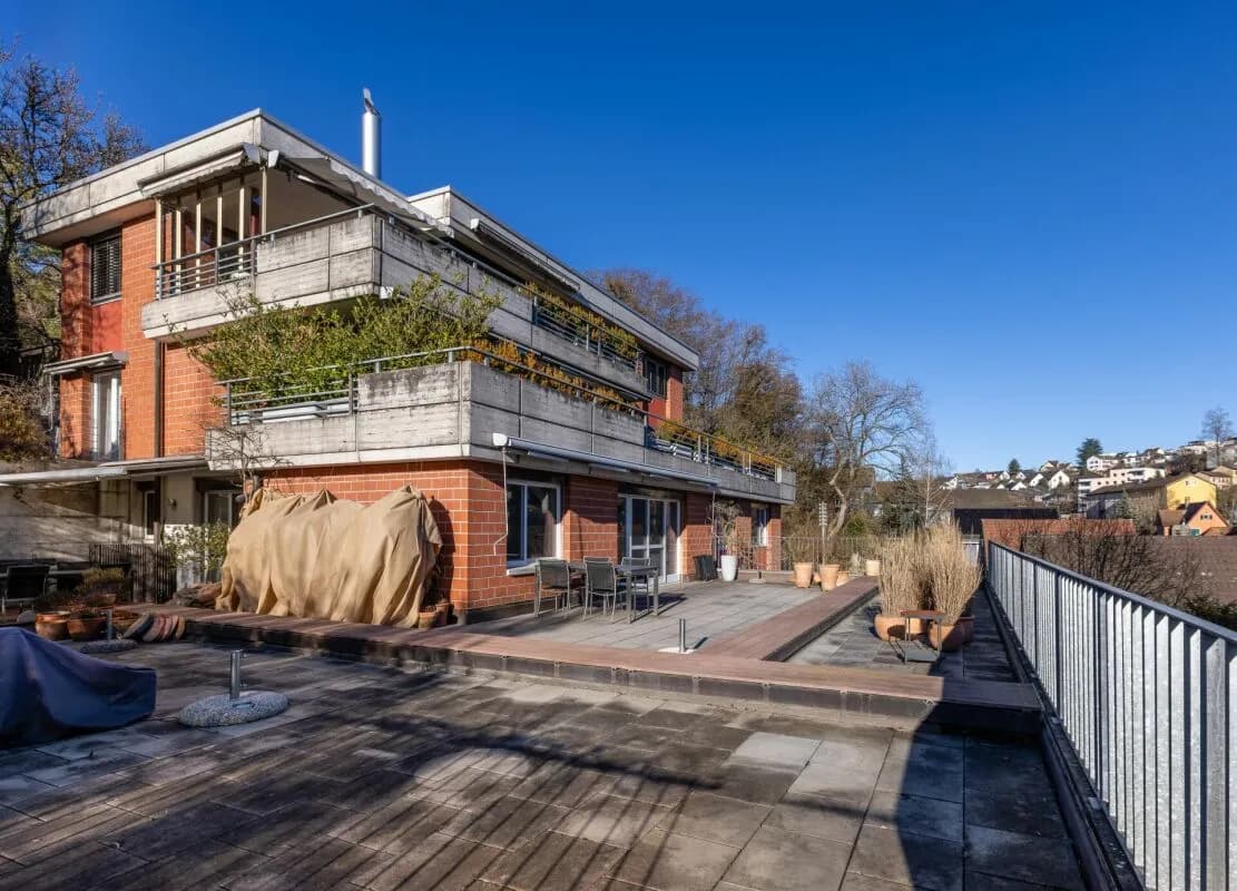 Grosse Sonnenterrasse plus Cheminée im exklusives Terrassenhaus beim Lindli